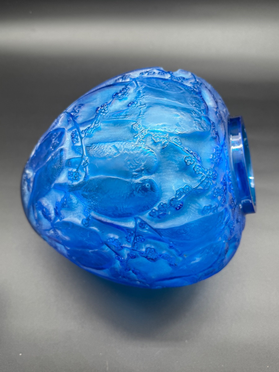 Un vase Perruches de R.Lalique  en verre bleu électrique-photo-5