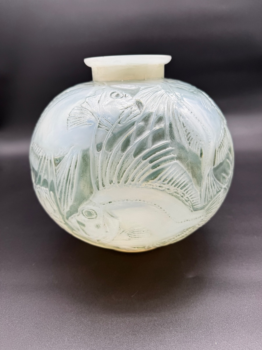 An Opalescent Poissons Vase By R. Lalique-photo-3
