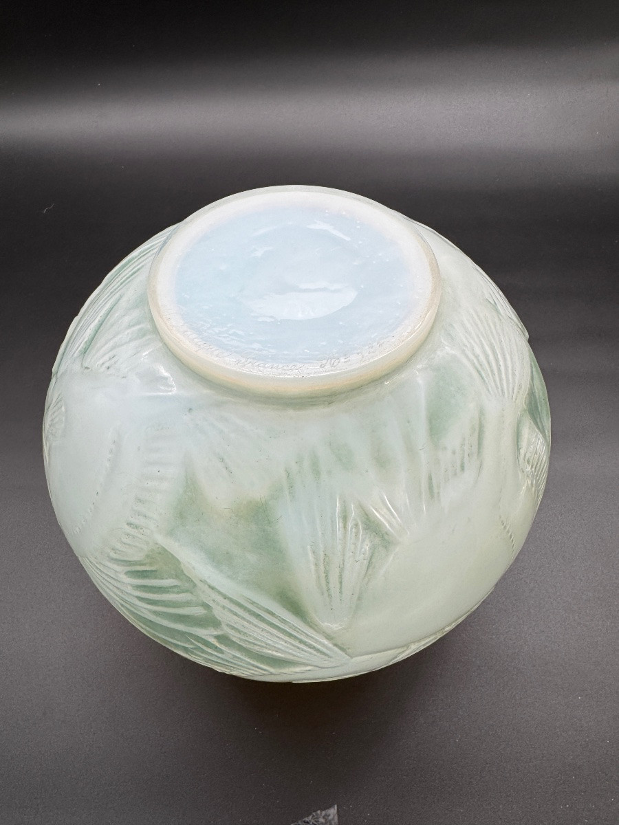 An Opalescent Poissons Vase By R. Lalique-photo-1