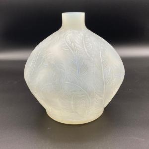Un Vase Plumes En Verre Opalescent De R.lalique