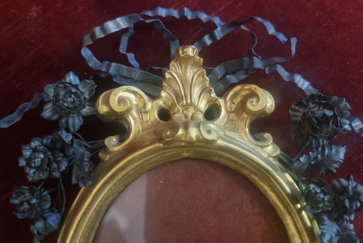  CADRE EN CUIVRE DORE ORNE DE FLEURS ET RUBAN EN ARGENT- Milieu du XVIIIe siècle -photo-1