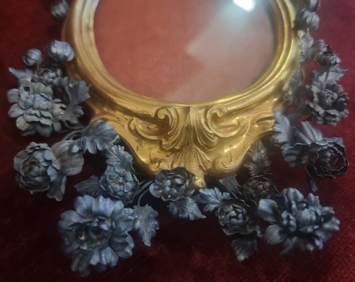  CADRE EN CUIVRE DORE ORNE DE FLEURS ET RUBAN EN ARGENT- Milieu du XVIIIe siècle -photo-2