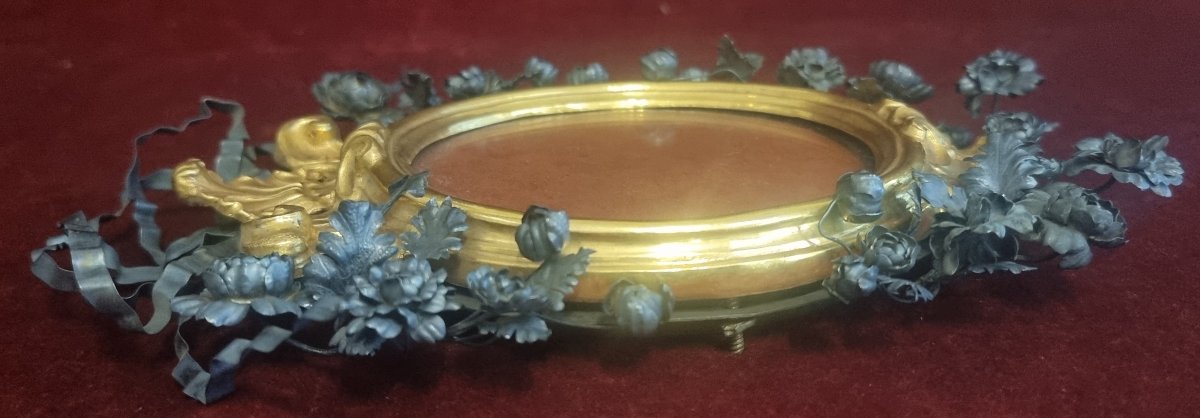  CADRE EN CUIVRE DORE ORNE DE FLEURS ET RUBAN EN ARGENT- Milieu du XVIIIe siècle -photo-4