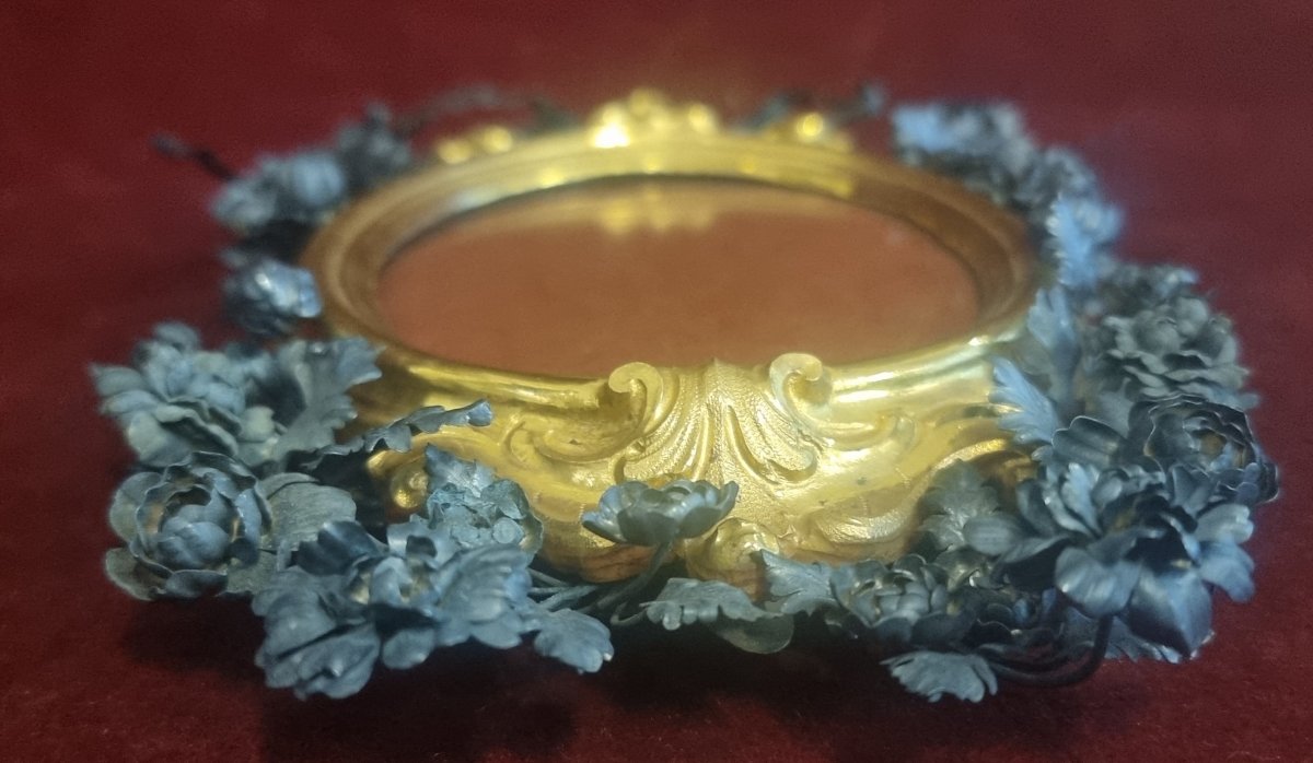  CADRE EN CUIVRE DORE ORNE DE FLEURS ET RUBAN EN ARGENT- Milieu du XVIIIe siècle -photo-6