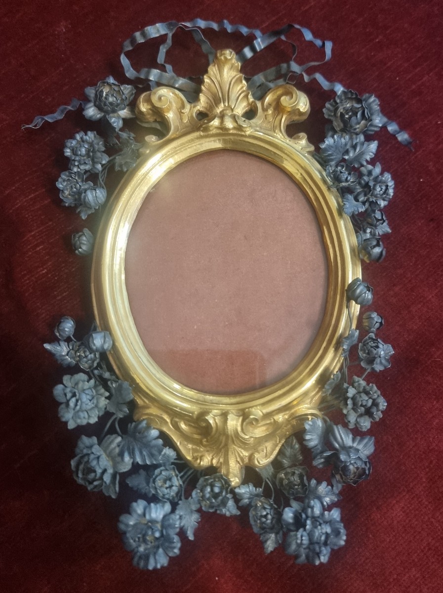  CADRE EN CUIVRE DORE ORNE DE FLEURS ET RUBAN EN ARGENT- Milieu du XVIIIe siècle 