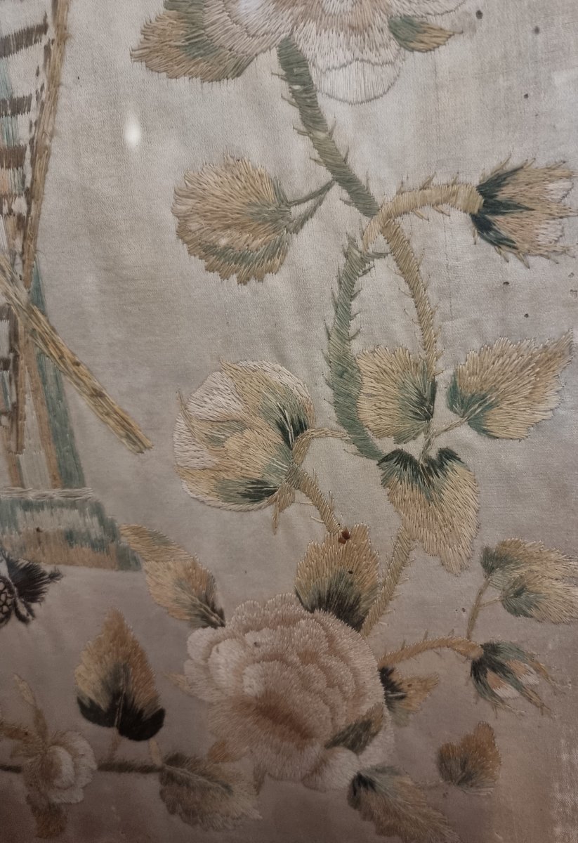 Tissu brodé représentant Jésus Instruments de la Passion - XIXe siècle - Cadre laqué et doré-photo-3