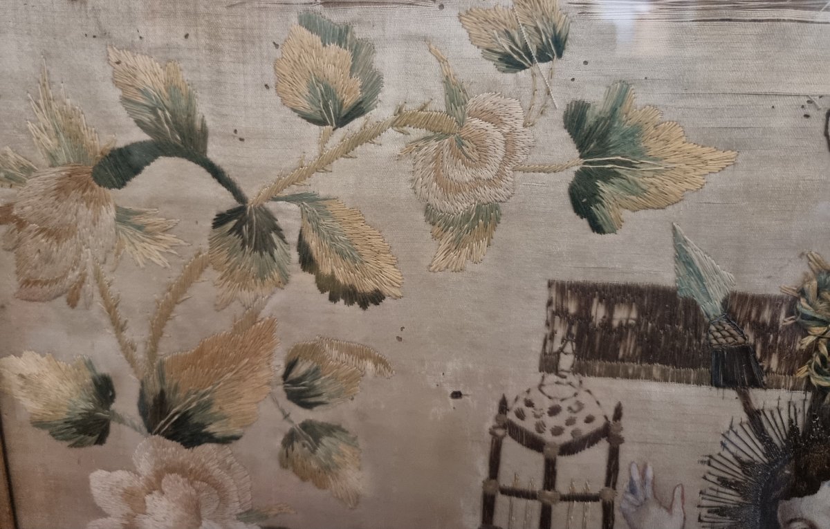 Tissu brodé représentant Jésus Instruments de la Passion - XIXe siècle - Cadre laqué et doré-photo-2