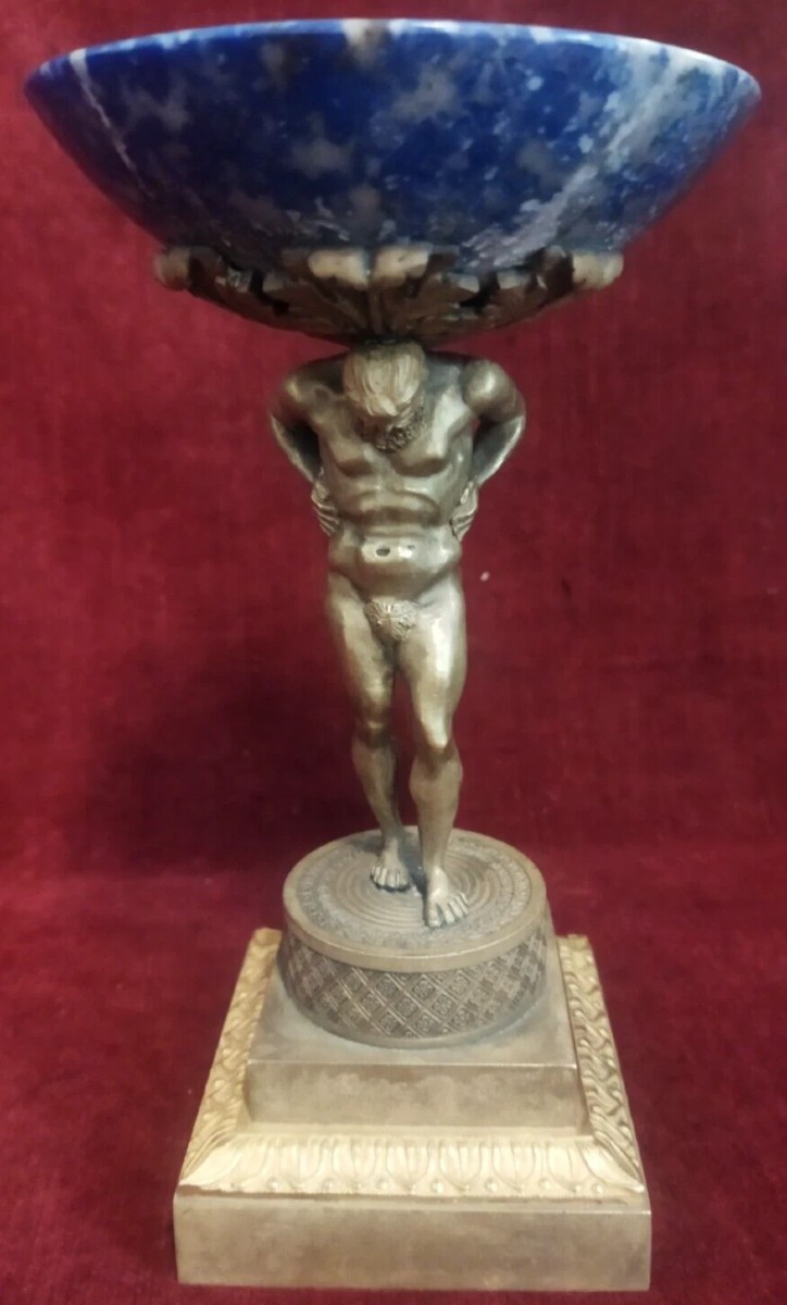 SCULPTURE EN BRONZE  - Atlas tenant une coupe en lapis-lazuli 