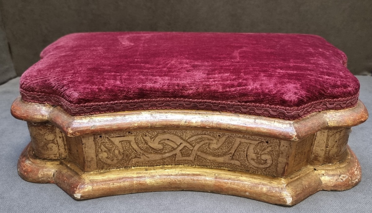 Socle en bois doré et velours rouge – Italie, fin du XVIIe siècle
