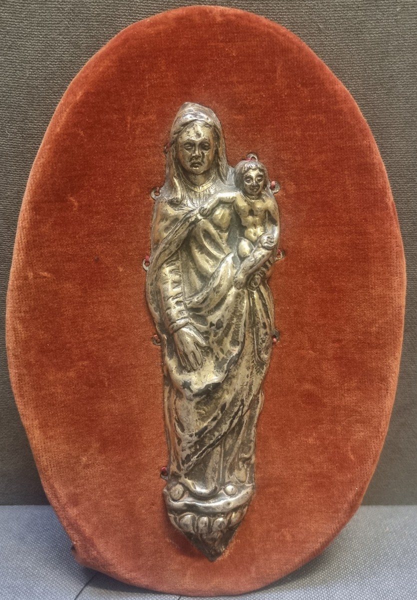 VIERGE À L'ENFANT EN ARGENT REPASSÉ ET DORÉ  ITALIE, SULMONA, DERNIER QUART DU XVe SIÈCLE