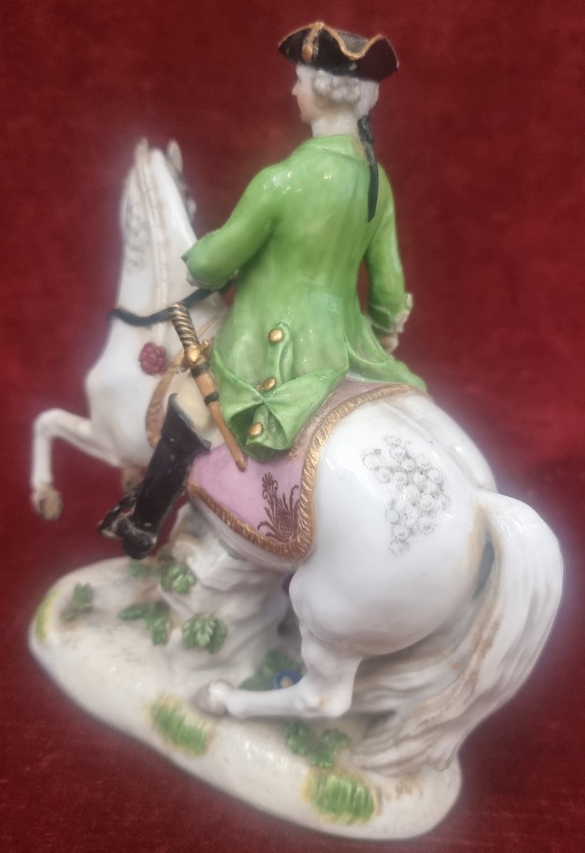 Hand-painted Porcelain Figurine On A Wooden Base - Knight - Meissen, Germany - Mid-18th Century-photo-3