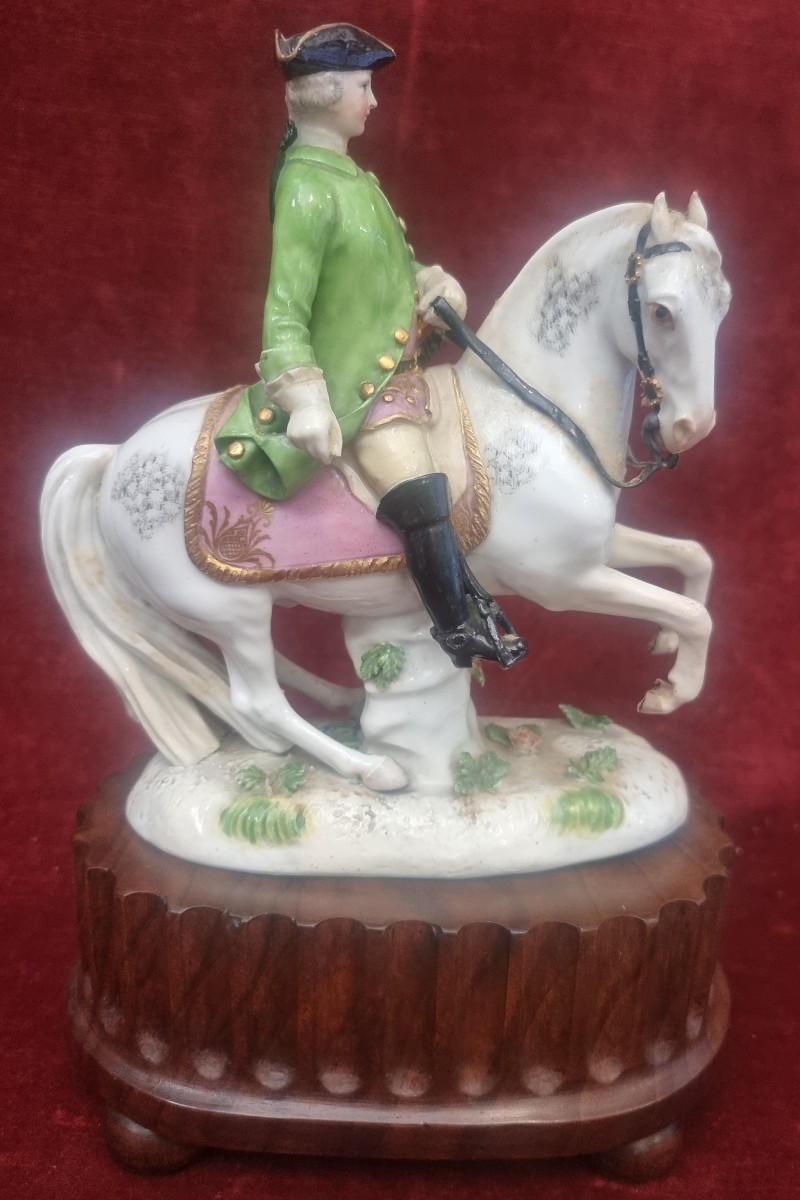 Hand-painted Porcelain Figurine On A Wooden Base - Knight - Meissen, Germany - Mid-18th Century