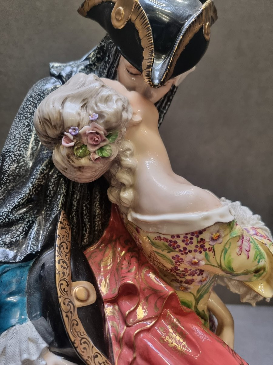 Painted Porcelain Sculpture - Venetian Couple / The Kiss - Luigi Fabris - Italy-photo-1