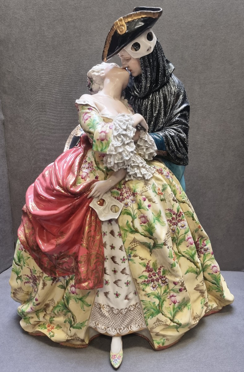 Painted Porcelain Sculpture - Venetian Couple / The Kiss - Luigi Fabris - Italy
