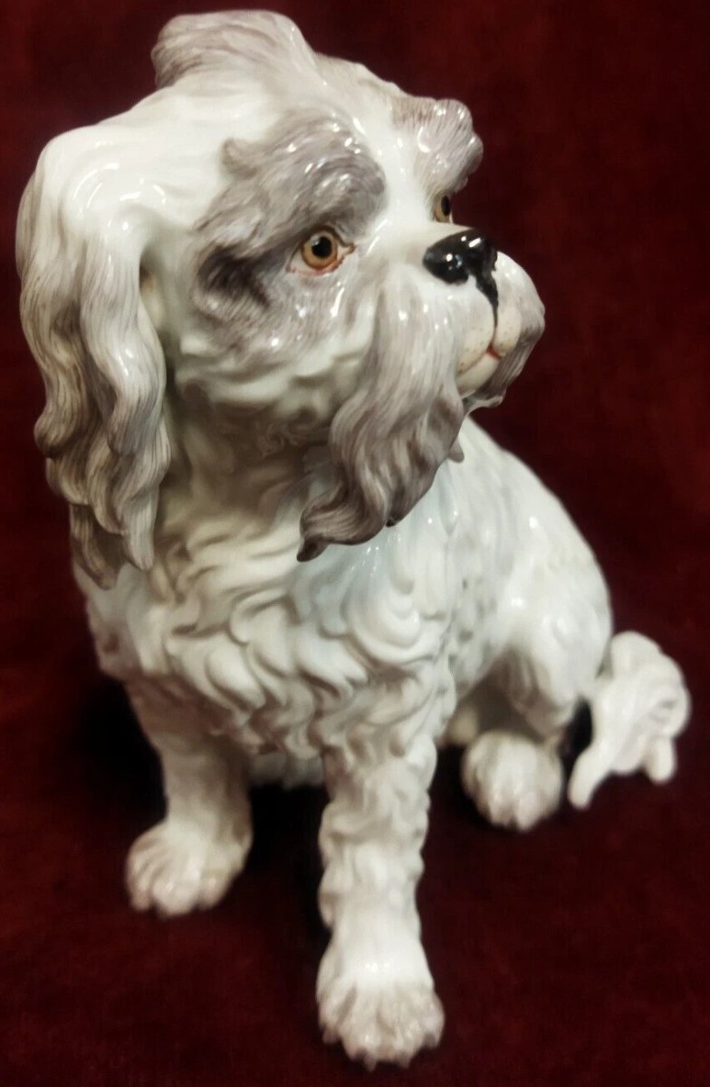  CHIEN  EN PORCELAINE  MEISSEN  - XXe SIÈCLE / ANNÉES 80