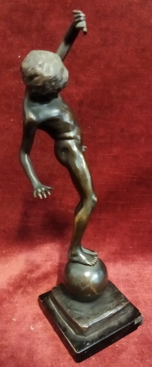 Sculpture en bronze sur socle en marbre Enfant en équilibre  par Johannes Gotz (1865-1934)-photo-2