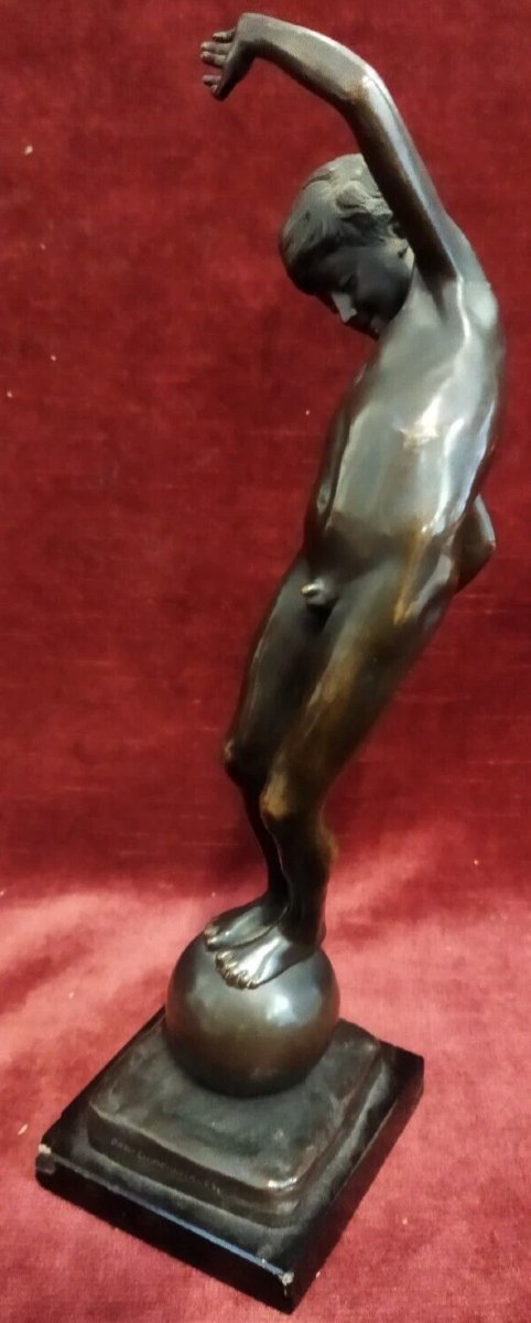 Sculpture en bronze sur socle en marbre Enfant en équilibre  par Johannes Gotz (1865-1934)-photo-1