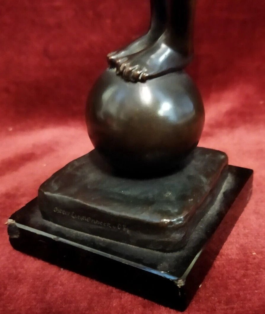Sculpture en bronze sur socle en marbre Enfant en équilibre  par Johannes Gotz (1865-1934)-photo-2