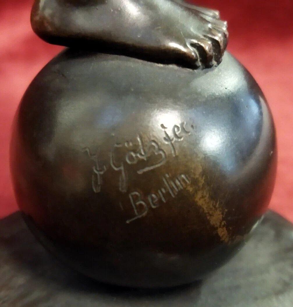 Sculpture en bronze sur socle en marbre Enfant en équilibre  par Johannes Gotz (1865-1934)-photo-4