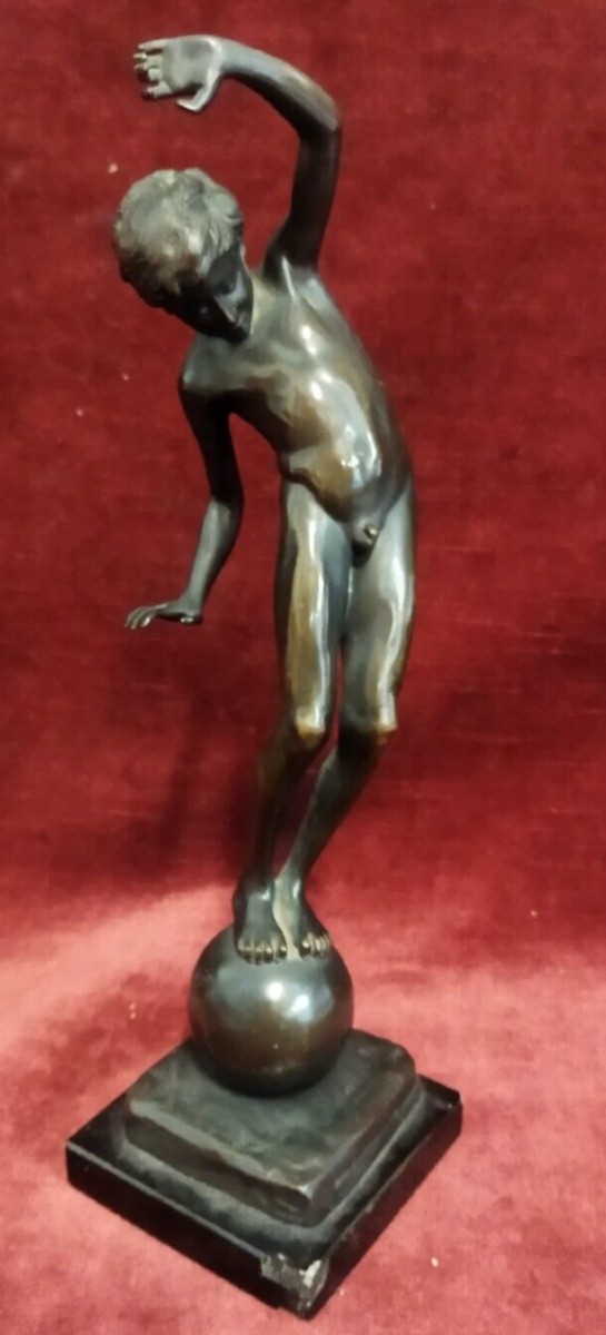 Sculpture en bronze sur socle en marbre Enfant en équilibre  par Johannes Gotz (1865-1934)