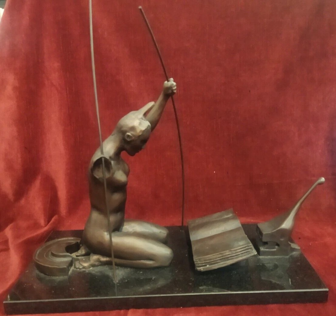 SCULPTURE D'UNE FEMME SOMALIE  Bronze sur socle en marbre, 30 juin 1989 UGO ATTARDI