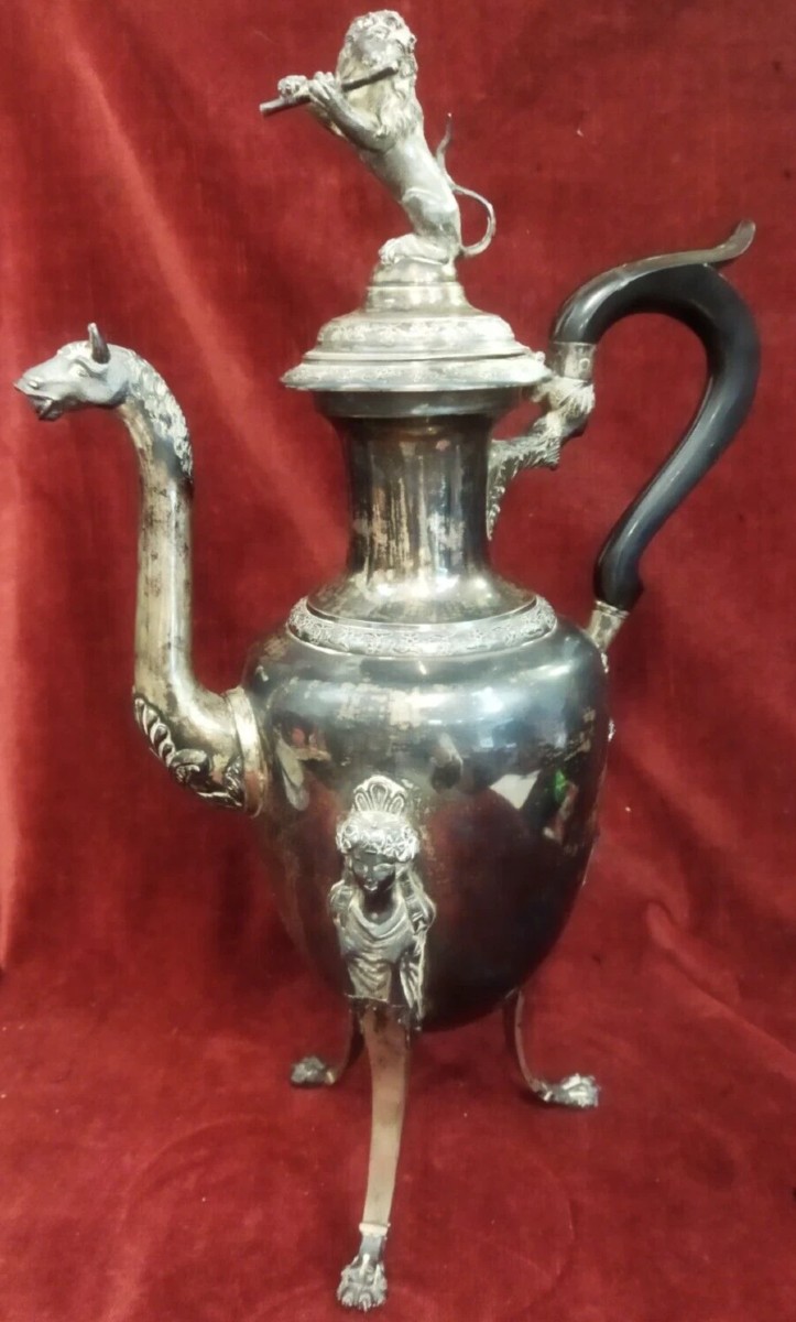 Cafetière en argent à décor de lion Naples, début du XIXe siècle