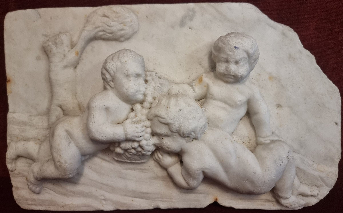 Bas-relief en marbre représentant des putti  - Italie - Première moitié du XIXe siècle