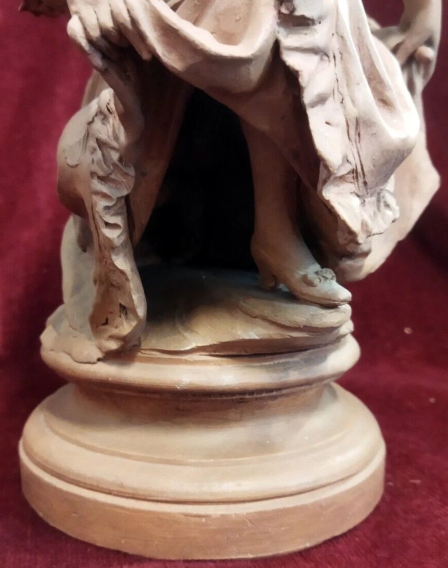SCULPTURE ÉROTIQUE EN TERRE CUITE  - FEMME LEVANT SA JUPE-photo-1