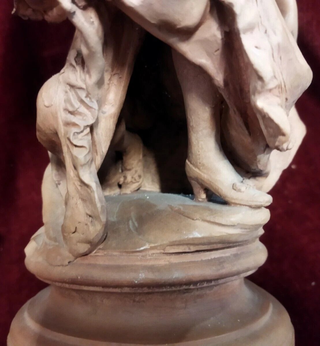 SCULPTURE ÉROTIQUE EN TERRE CUITE  - FEMME LEVANT SA JUPE-photo-3