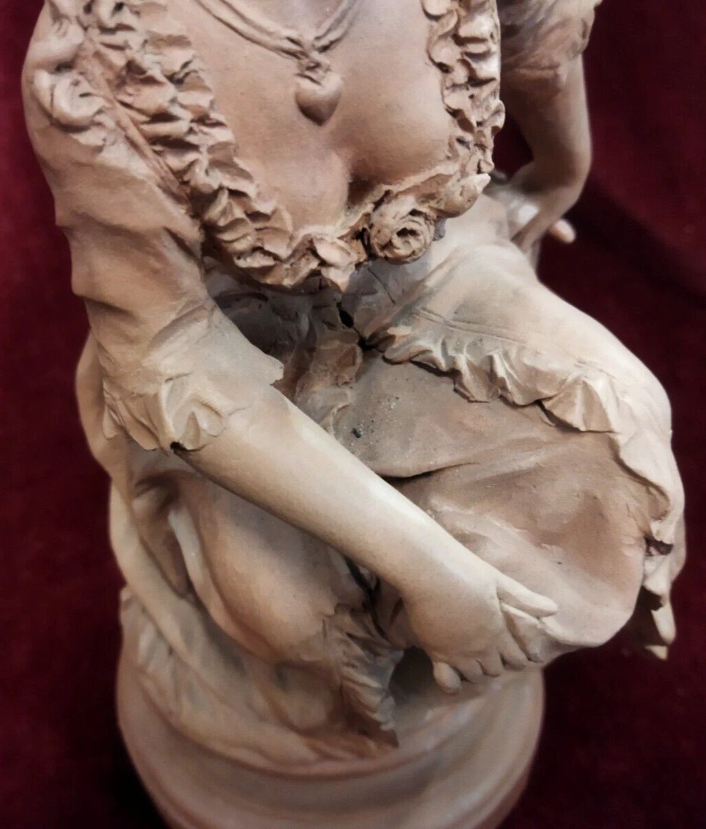 SCULPTURE ÉROTIQUE EN TERRE CUITE  - FEMME LEVANT SA JUPE-photo-4