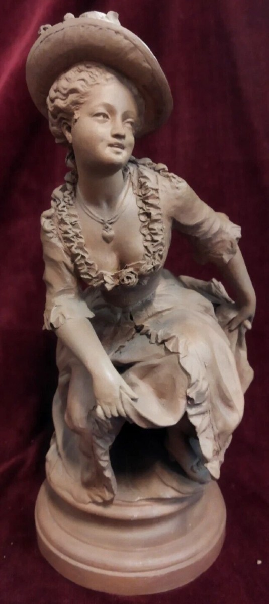 SCULPTURE ÉROTIQUE EN TERRE CUITE  - FEMME LEVANT SA JUPE