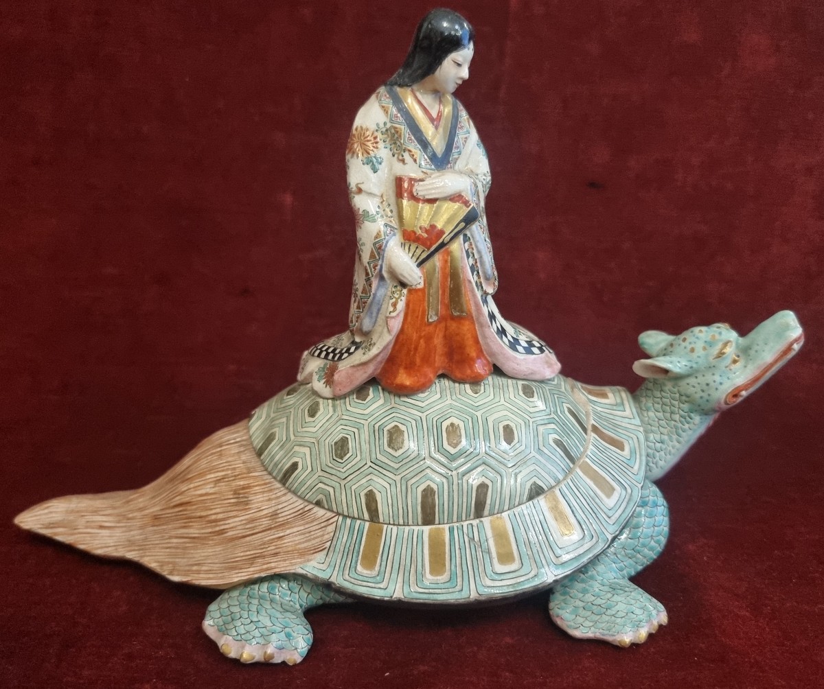 Boîte en céramique Satsuma représentant une femme sur un dragon - Japon - XIXe siècle