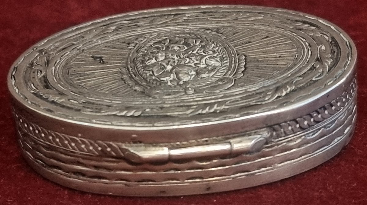 BOITE TABATIERE EN ARGENT - MILIEU DU XVIIIe SIÈCLE-photo-2