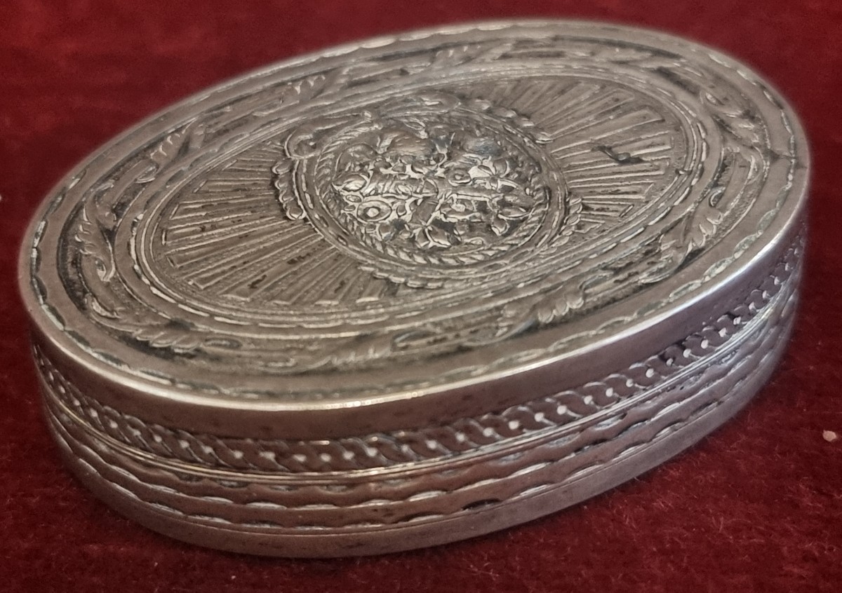BOITE TABATIERE EN ARGENT - MILIEU DU XVIIIe SIÈCLE