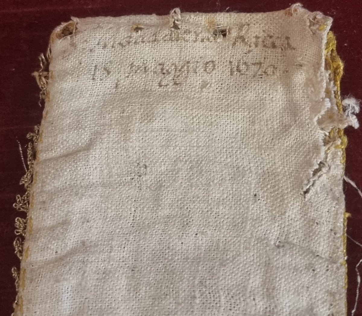 Lambrequin brodé - Italie du Sud – XVIIe siècle (daté du 15 mai 1670)-photo-3