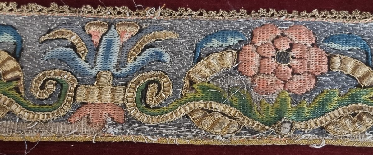 Lambrequin brodé - Italie du Sud – XVIIe siècle (daté du 15 mai 1670)-photo-4