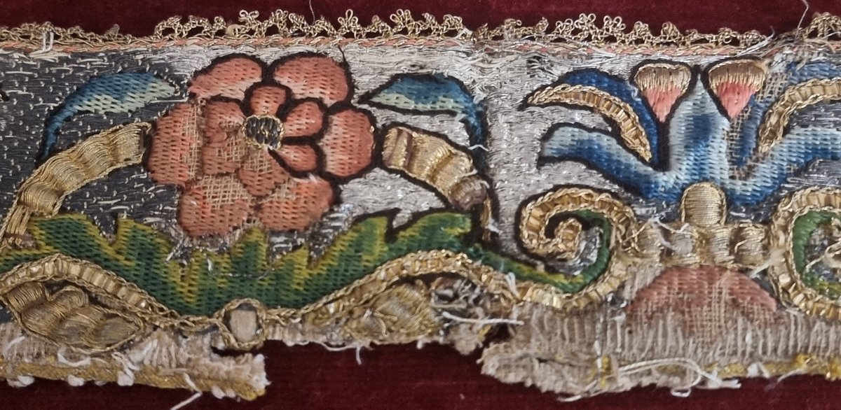 Lambrequin brodé - Italie du Sud – XVIIe siècle (daté du 15 mai 1670)-photo-1