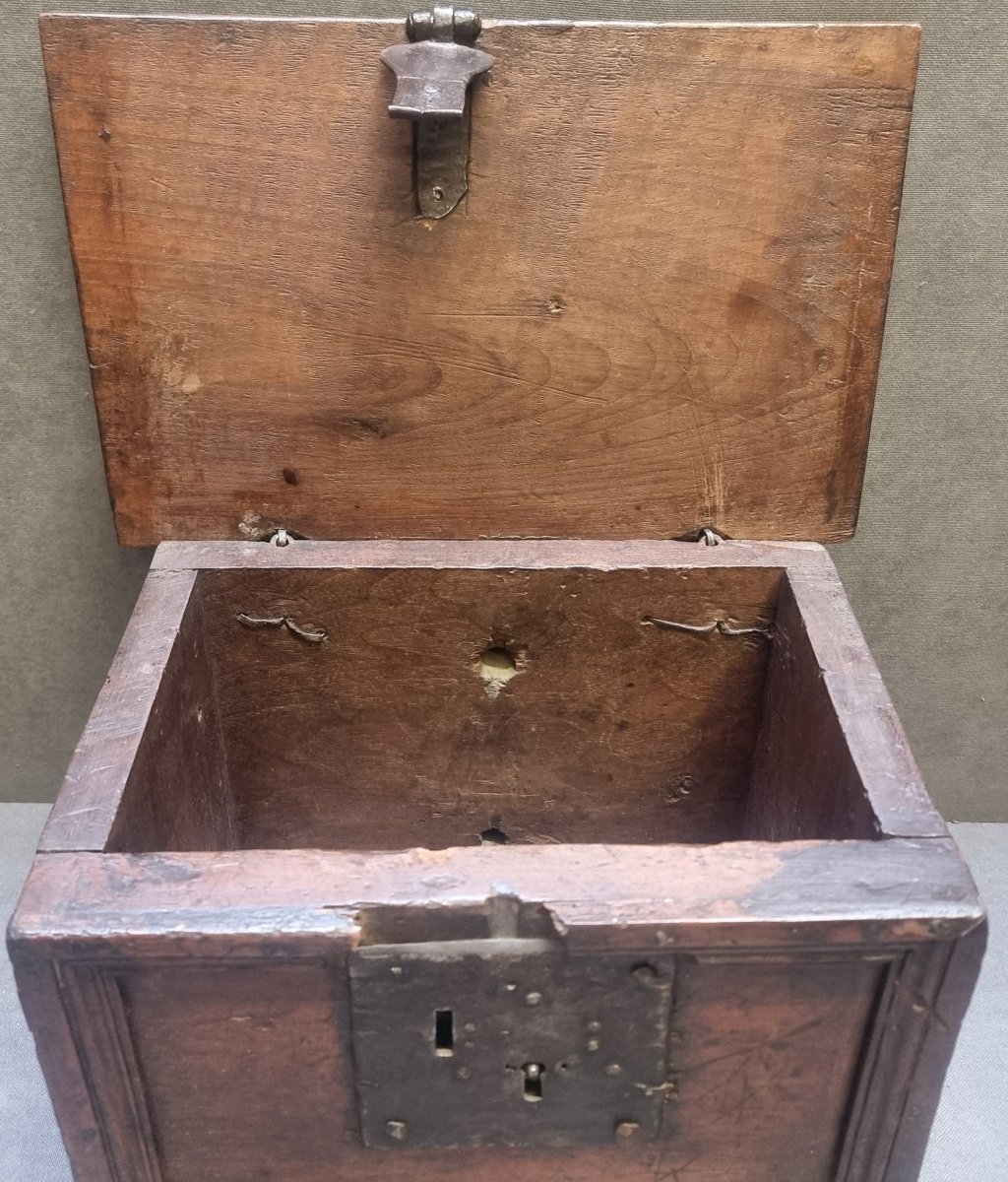 17th-century Wooden Chest (walnut) - Italy, Tuscany-photo-2