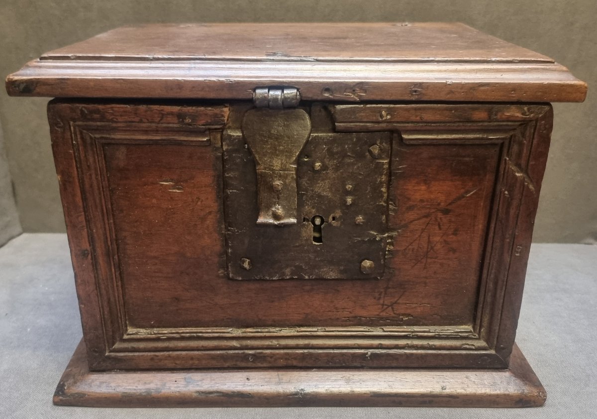 17th-century Wooden Chest (walnut) - Italy, Tuscany