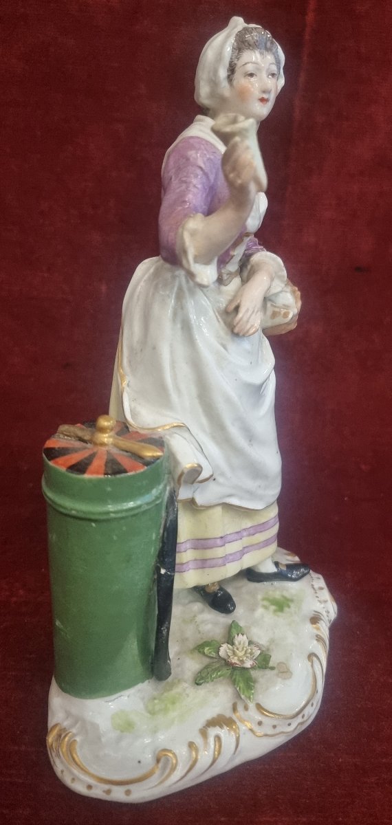 FIGURINE EN PORCELAINE DE MEISSEN - LA MARCHANDE DE GLACE - XIXe SIÈCLE-photo-2