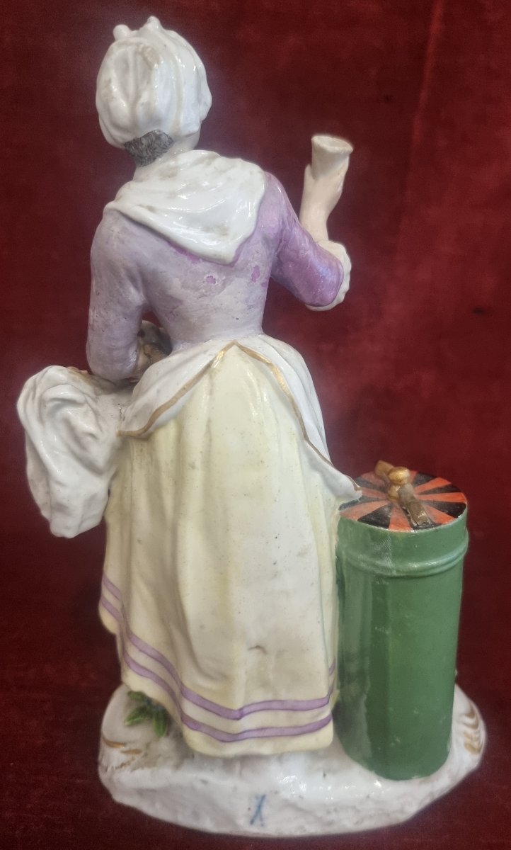 FIGURINE EN PORCELAINE DE MEISSEN - LA MARCHANDE DE GLACE - XIXe SIÈCLE-photo-4