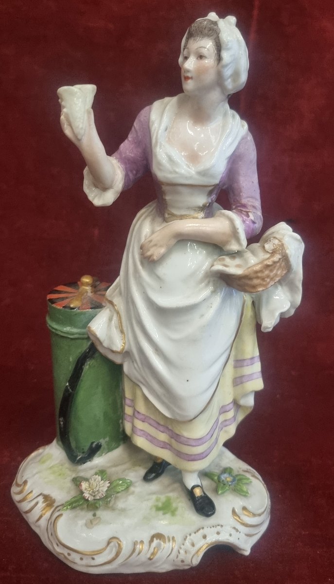 FIGURINE EN PORCELAINE DE MEISSEN - LA MARCHANDE DE GLACE - XIXe SIÈCLE