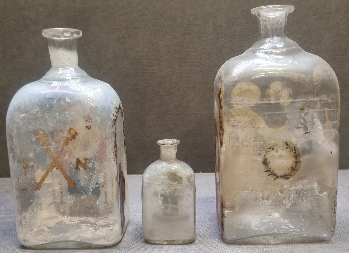 3 BOUTEILLES EN VERRE PEINT - LA MANNE DE SAINT-NICOLAS - XVIIIe SIÈCLE-photo-3