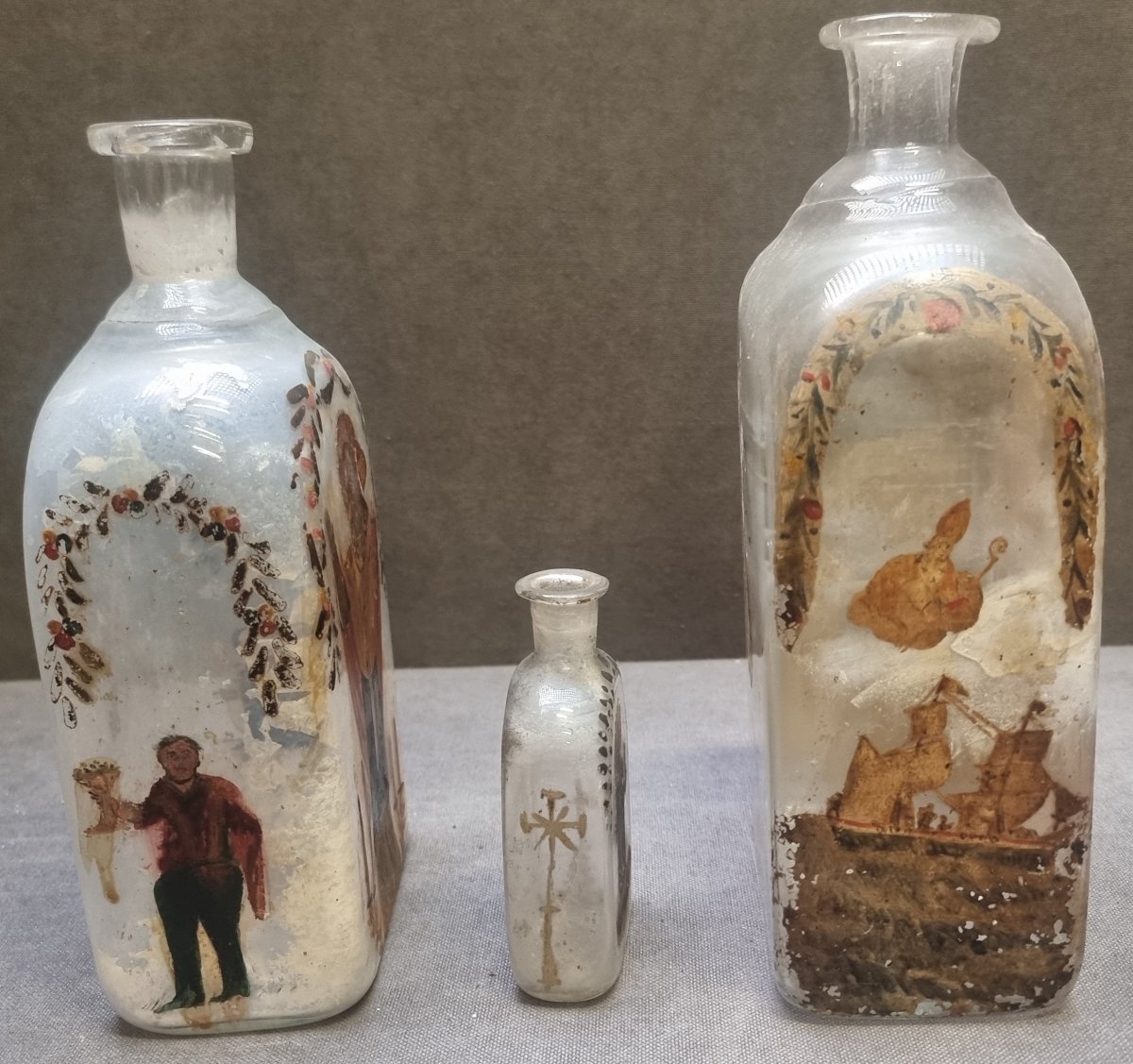 3 BOUTEILLES EN VERRE PEINT - LA MANNE DE SAINT-NICOLAS - XVIIIe SIÈCLE-photo-4