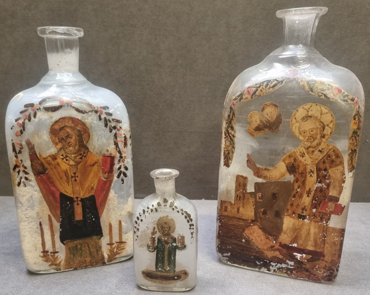 3 BOUTEILLES EN VERRE PEINT - LA MANNE DE SAINT-NICOLAS - XVIIIe SIÈCLE