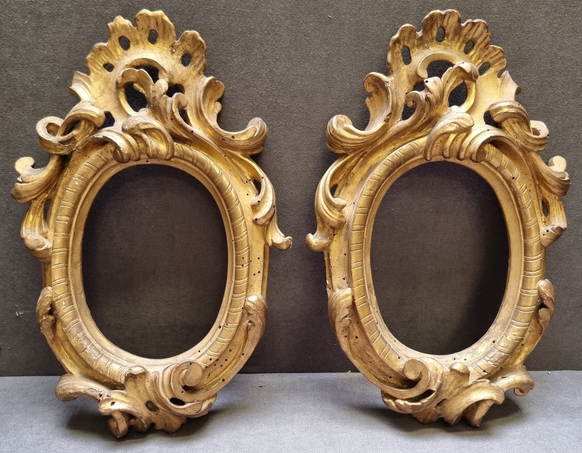 PAIRE DE CADRES EN BOIS SCULPTÉ ET DORÉ - Début du XVIIIe siècle - ITALIE
