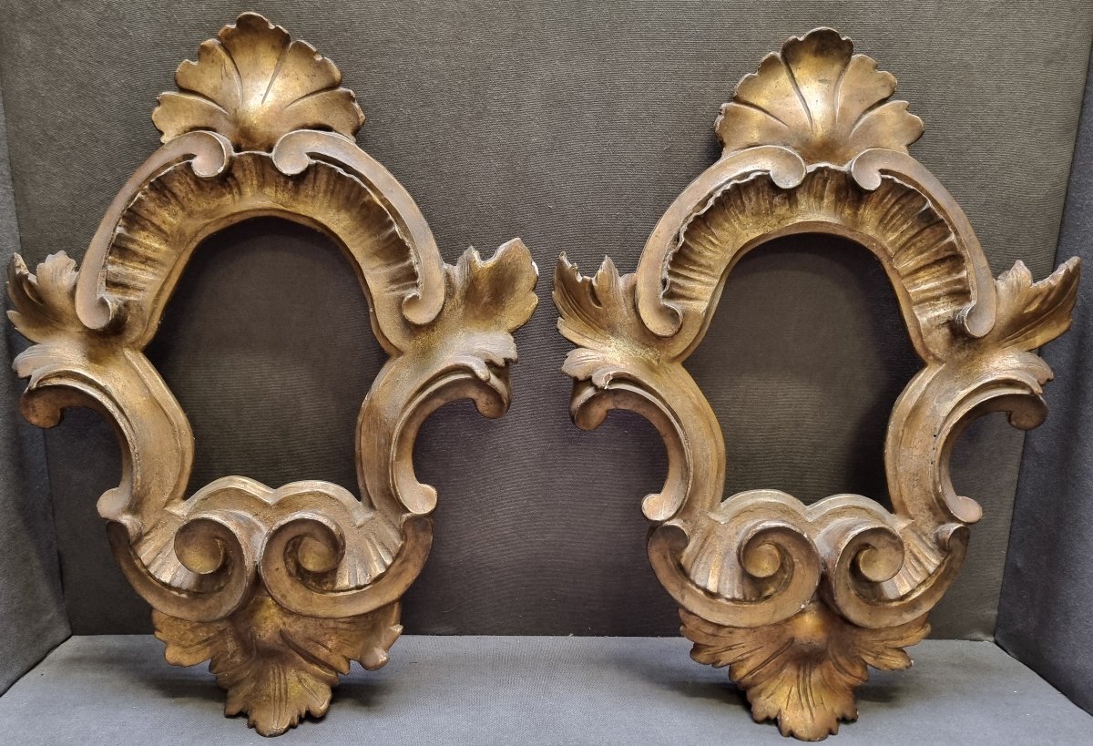 PAIRE DE CADRES EN BOIS SCULPTÉ ET DORÉ – FIN DU XIXe SIÈCLE