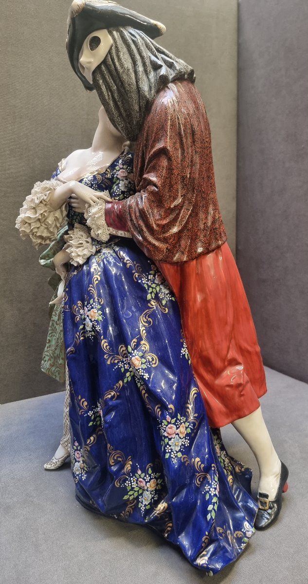 SCULPTURE EN PORCELAINE PEINTE  COUPLE VÉNITIEN / LE BAISER  LUIGI FABRIS - ITALIE  XXe SIÈCLE-photo-3