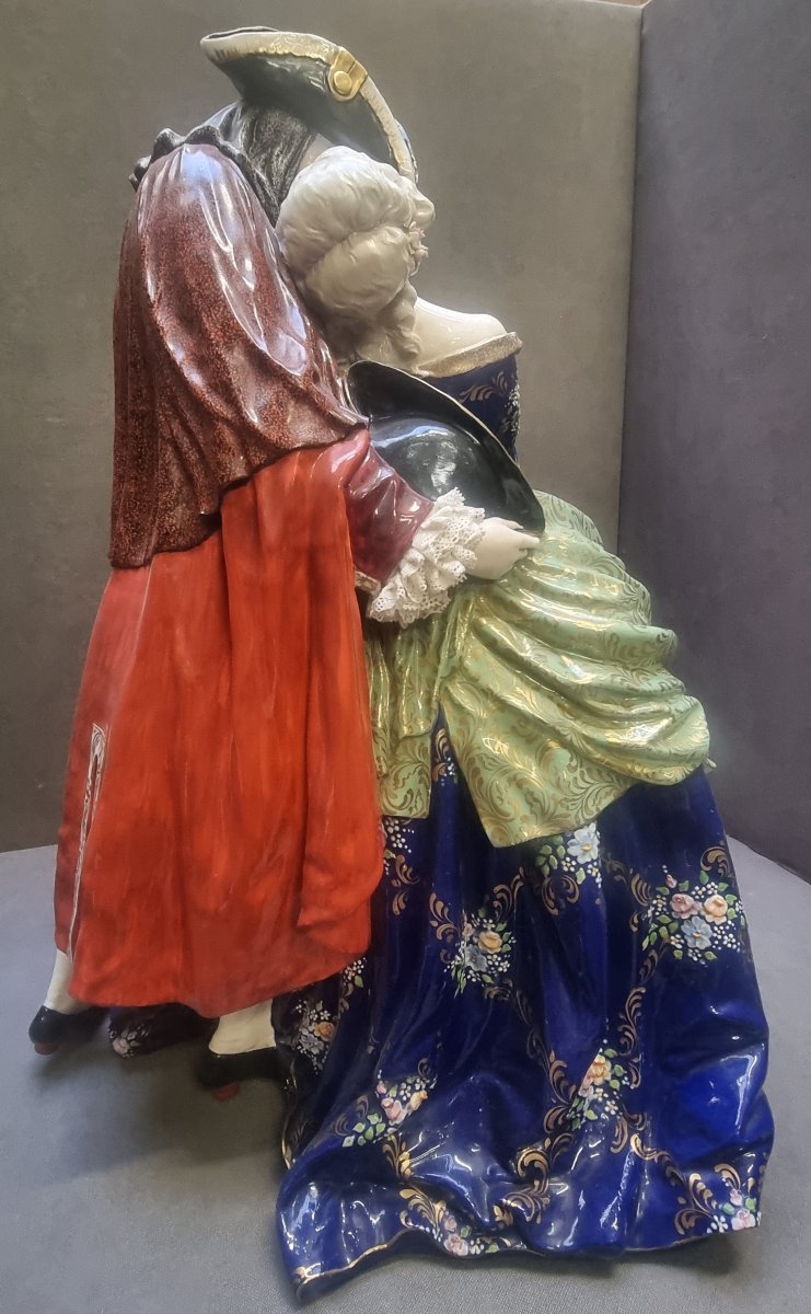 SCULPTURE EN PORCELAINE PEINTE  COUPLE VÉNITIEN / LE BAISER  LUIGI FABRIS - ITALIE  XXe SIÈCLE-photo-2