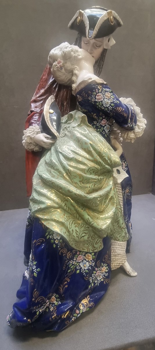 SCULPTURE EN PORCELAINE PEINTE  COUPLE VÉNITIEN / LE BAISER  LUIGI FABRIS - ITALIE  XXe SIÈCLE-photo-3